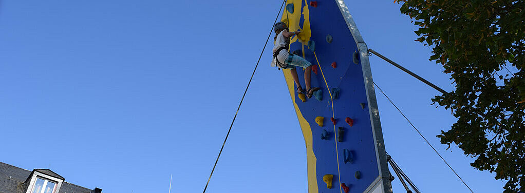 Kletterwand vor blauem Himmel